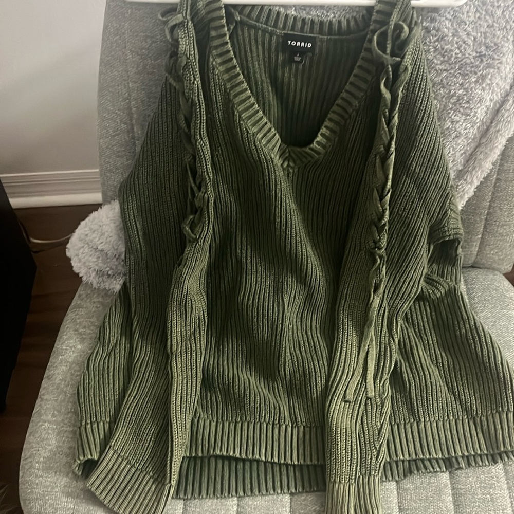 Knitted sweater with shoulder cutouts and ties